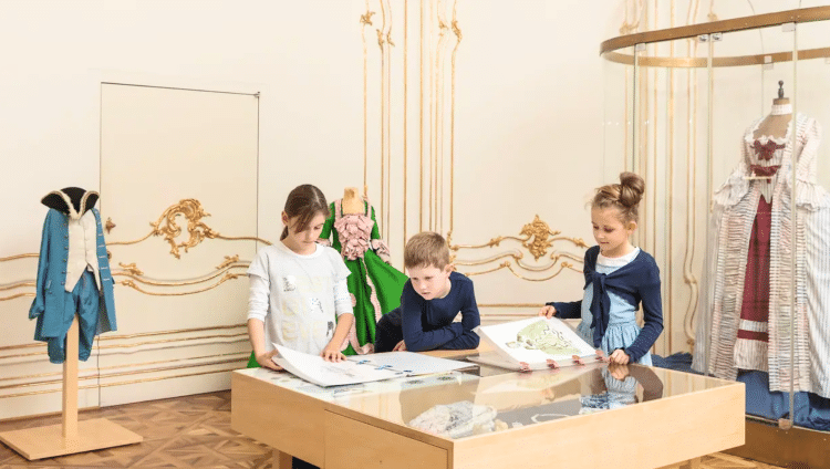 museum based learning - kids in a museum